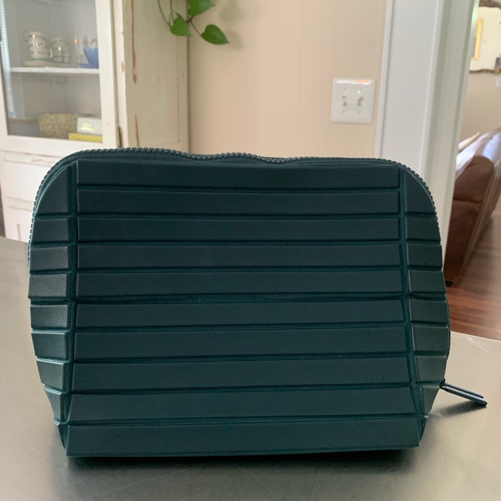 Parallelle the medium Traveler toiletry bag in color “Spruce”